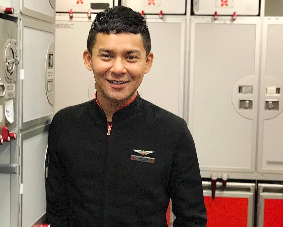 nam tiep vien nhay trong may bay anh 2