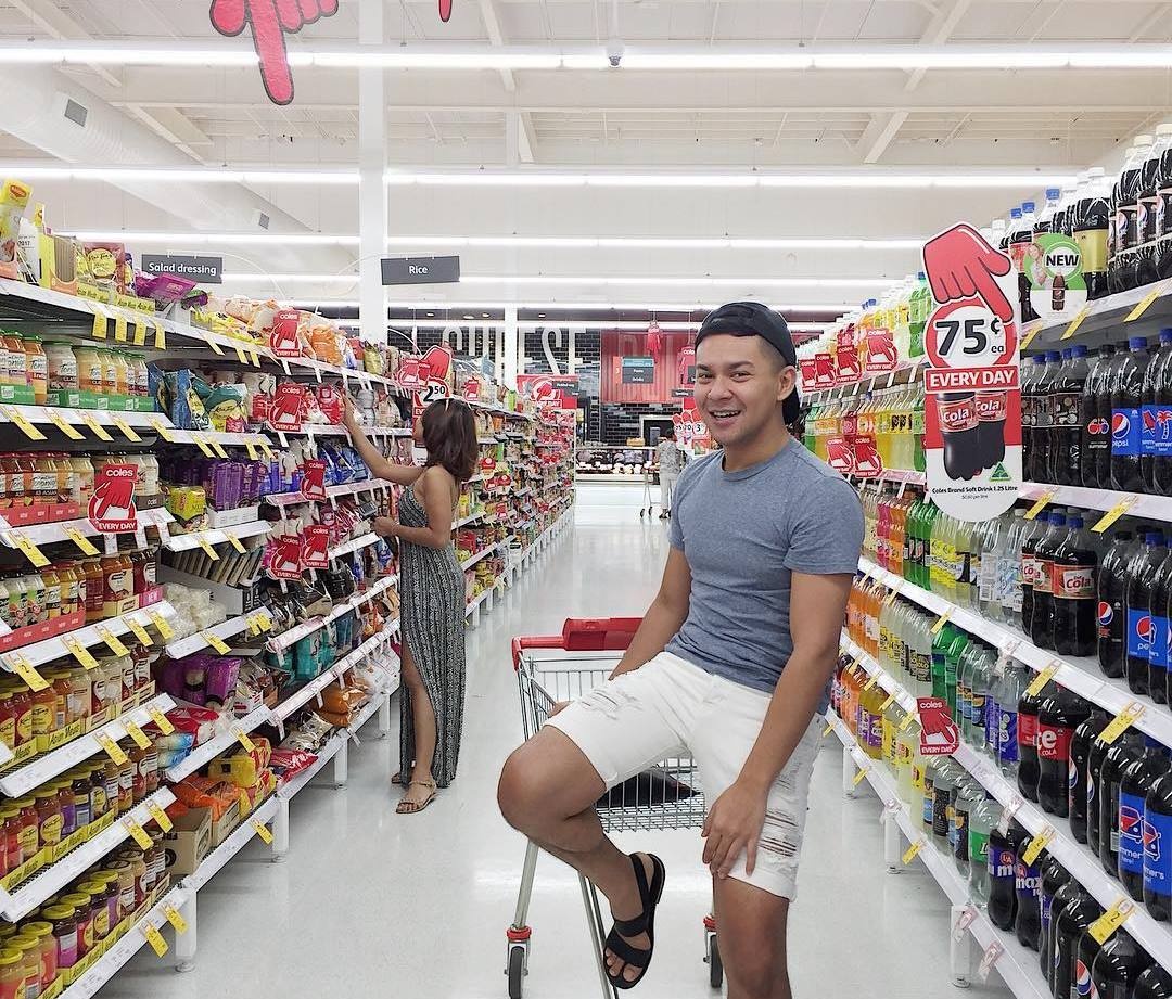 nam tiep vien nhay trong may bay anh 6