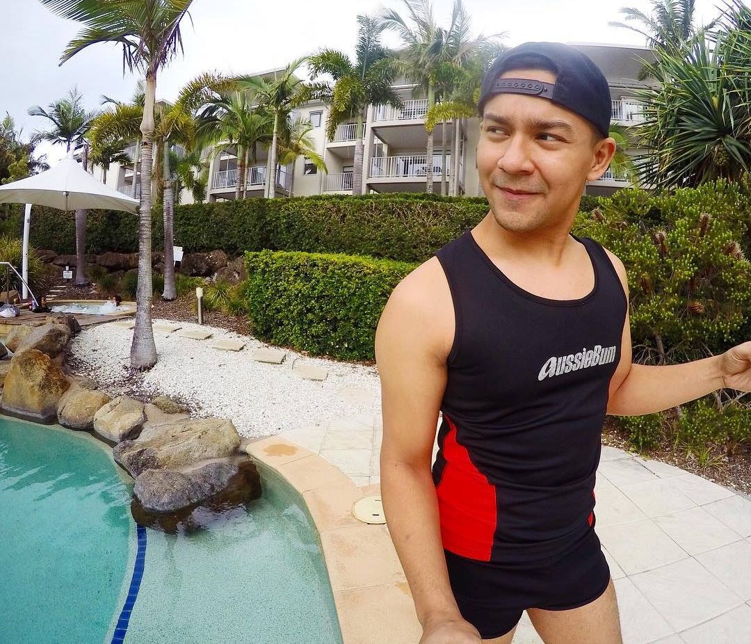 nam tiep vien nhay trong may bay anh 5