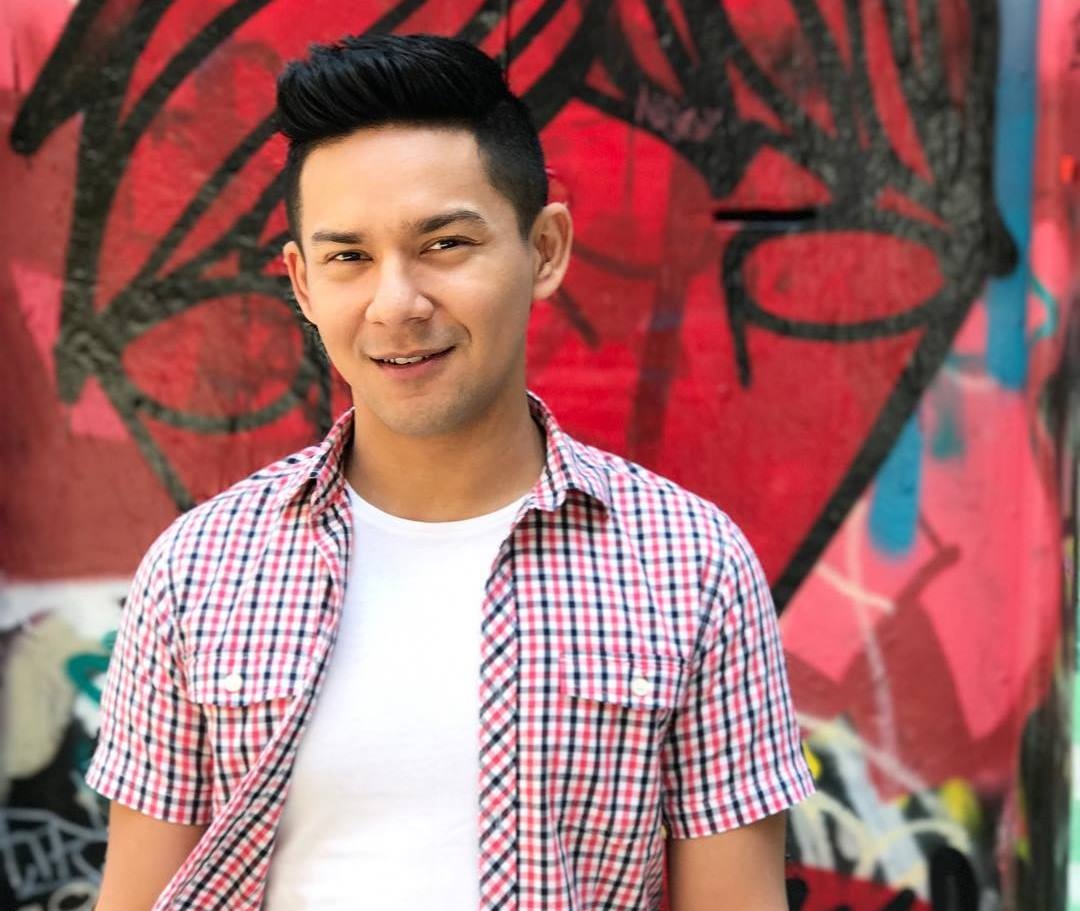 nam tiep vien nhay trong may bay anh 4