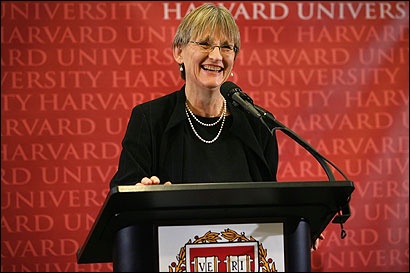 Chan dung nu hieu truong Dai hoc Harvard sap toi Viet Nam thuyet trinh hinh anh