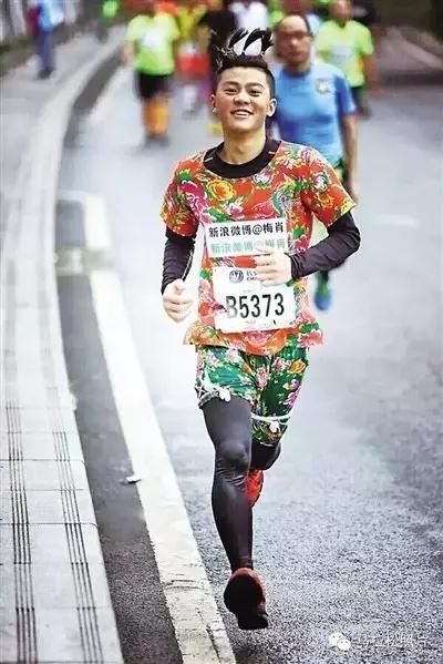 chàng trai selfie cùng người lại ảnh 2 chang trai selfie cung nguoi lai anh 2