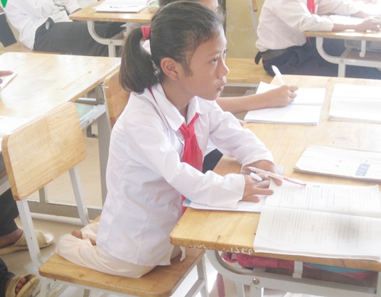 Be gai khong chan van den truong suot 8 nam hinh anh