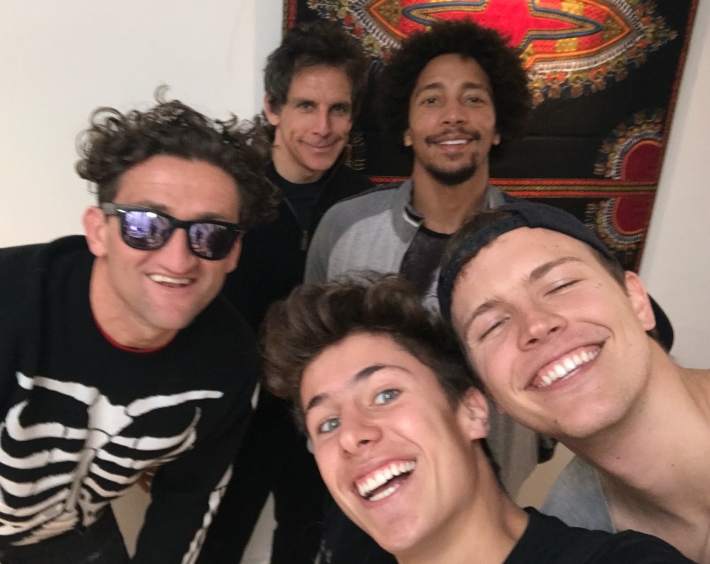 nhom ban gay quy tren mang xa hoi anh 1