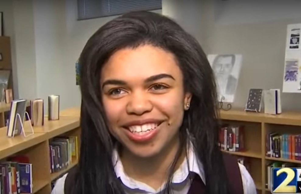 Co gai khong nha tro thanh thu khoa hinh anh