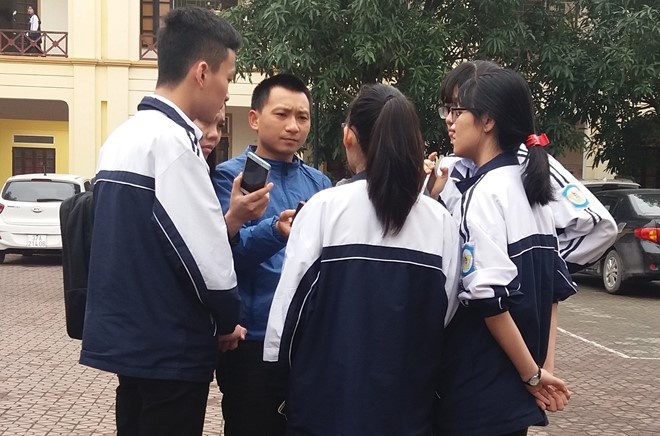 Nu sinh to giam thi gian lan doat giai nhi hoc sinh gioi tinh Nghe An hinh anh