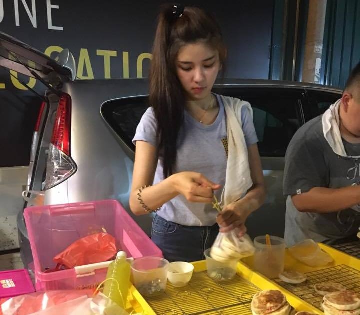 hot girl bán bánh ảnh 1 hot girl ban banh anh 1