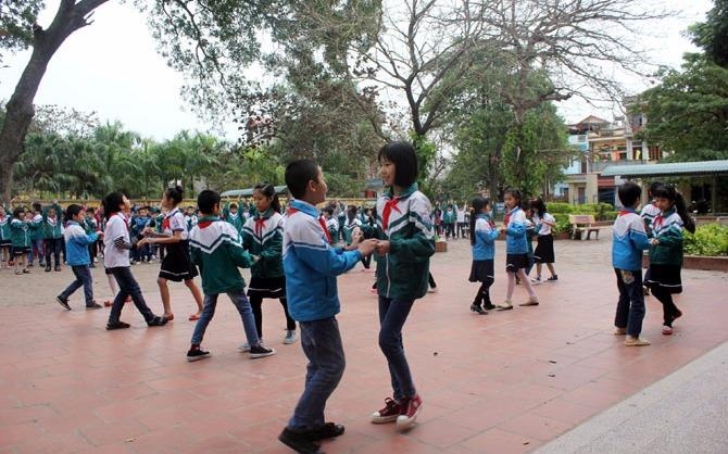 Hoc sinh khieu vu trong buoi sinh hoat giua gio hinh anh