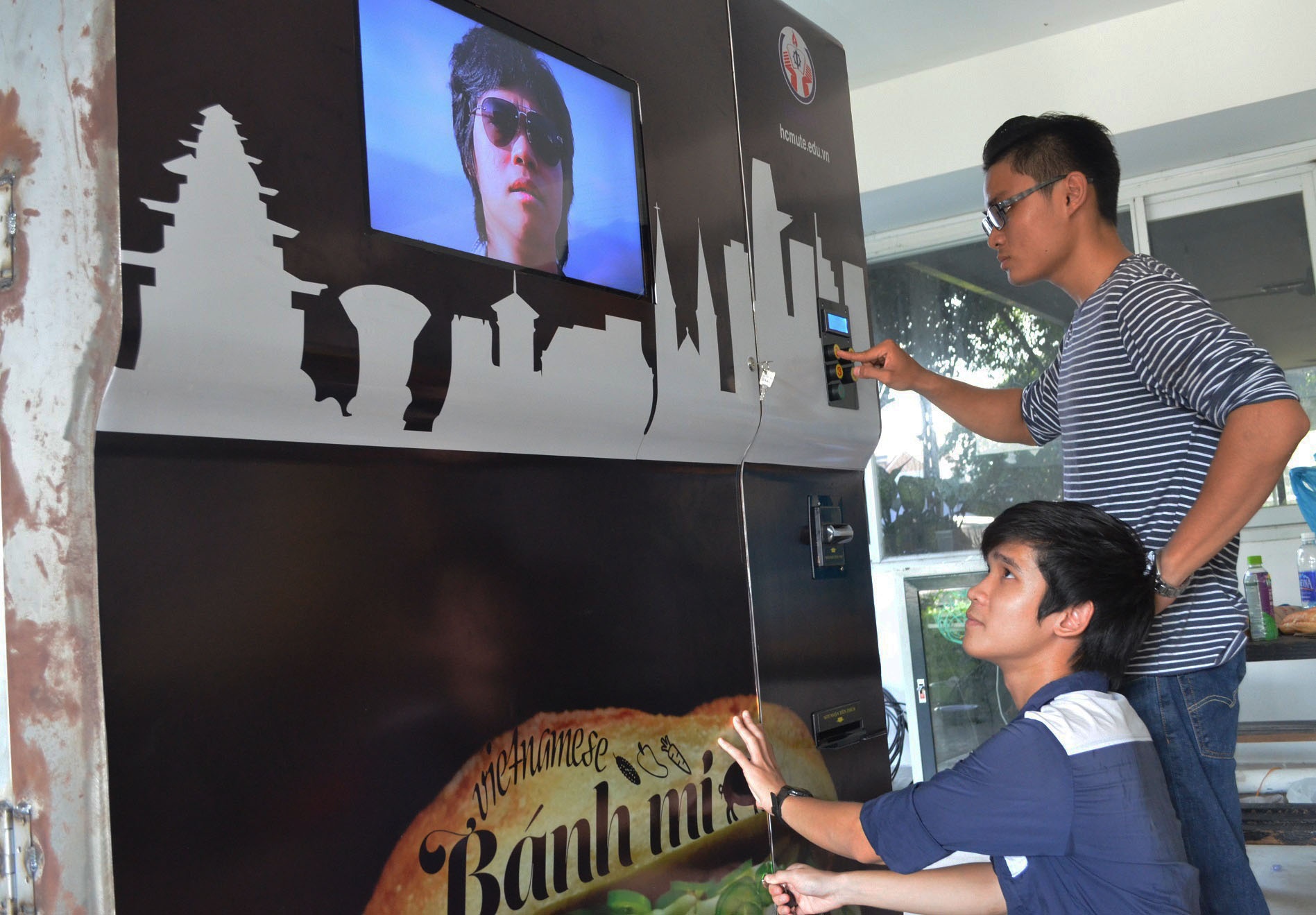 Sinh vien che tao may ban pho, tra sua theo dat hang cua doanh nghiep hinh anh