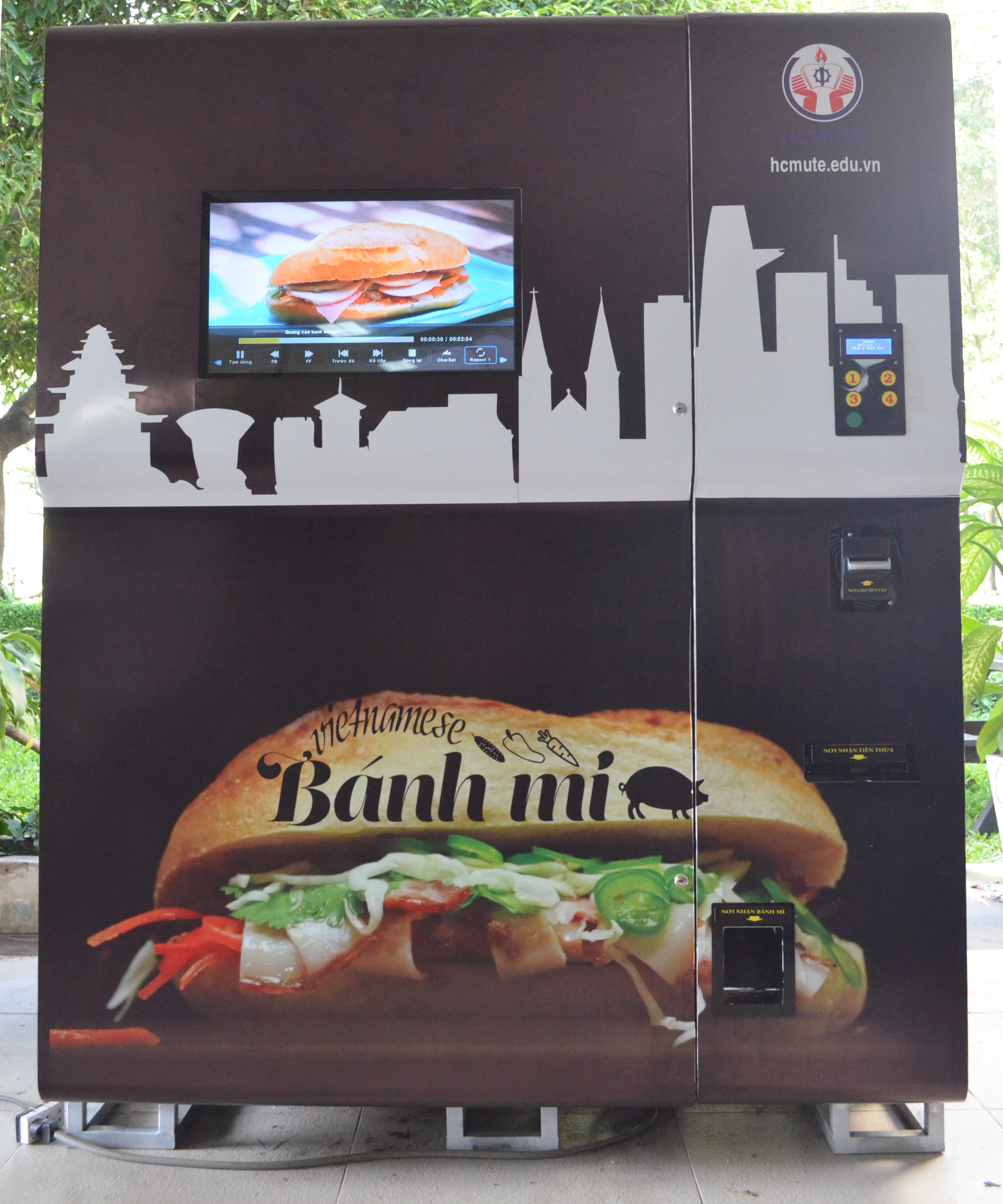 Sinh vien lam may ban hang tu dong anh 1