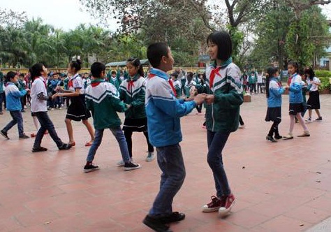 Hoc sinh tap the duc bang nhay Cha Cha Cha giua san truong hinh anh
