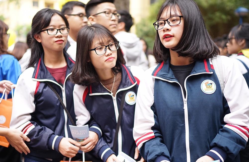 Nganh Tai chinh Ngan hang: Vat va, rui ro va luong thap? hinh anh