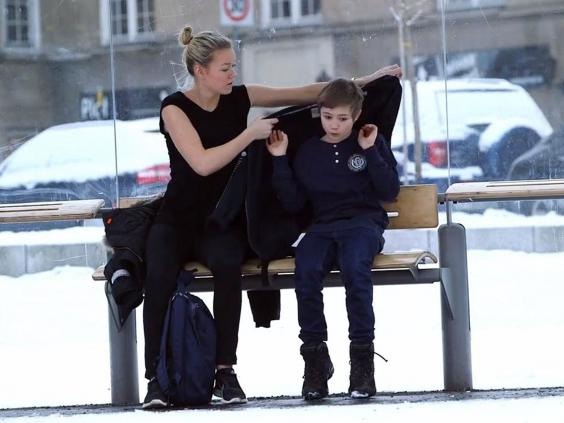 Cau be gia vo khong co ao khoac de thu long nguoi qua duong hinh anh