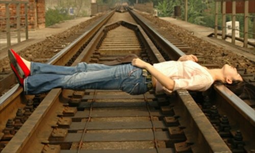 Nhieu ban tre thiet mang khi selfie tai duong ray hinh anh