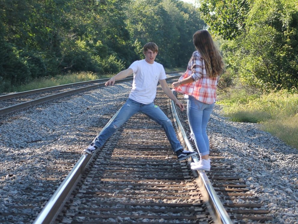 selfie trên đường ray ảnh 2 selfie tren duong ray anh 2
