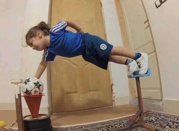 Nhung man bieu dien dang kinh ngac cua Arat Hosseini hinh anh