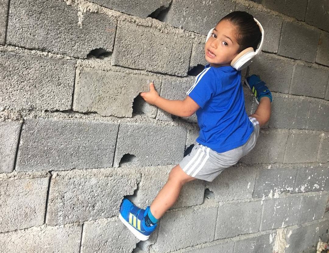 cậu bé tay không trèo tường ảnh 1 cau be tay khong treo tuong anh 1