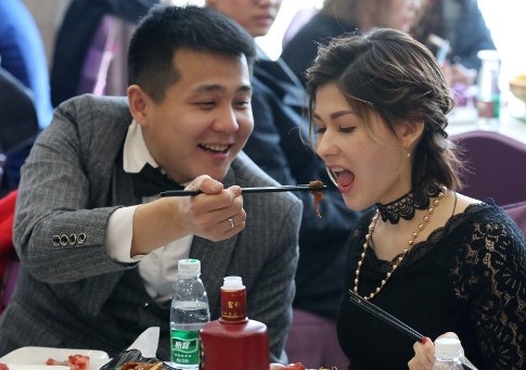 Chang trai khong xe, khong nha van cuoi duoc vo hot girl hinh anh