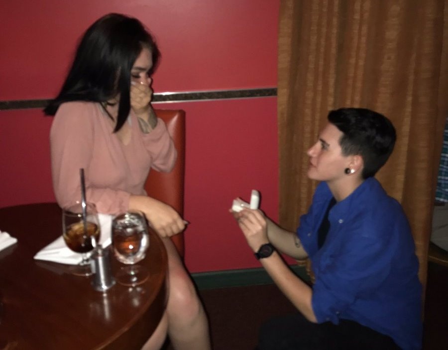 cầu hôn giả để được ăn miễn phí ảnh 1 cau hon gia de duoc an mien phi anh 1