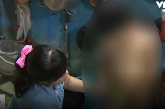 Be trai bi buoc day thun vao duong vat hinh anh