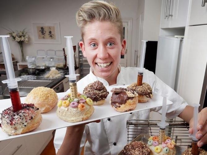 Chang trai 16 tuoi duoc menh danh 'ong vua banh ran ngot' hinh anh