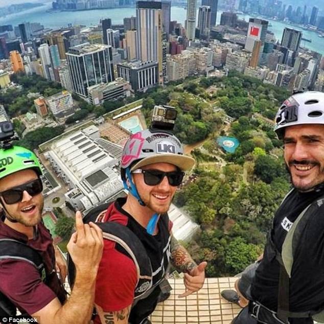 Man nhay du tu toa nha 70 tang hinh anh