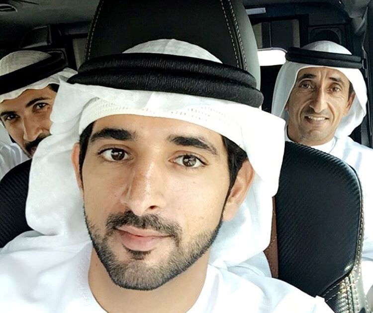 Thai tu Dubai dung sieu xe giup nguoi dan hinh anh