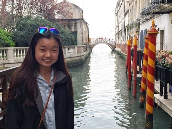 co gai hat truoc mieng gieng anh 4