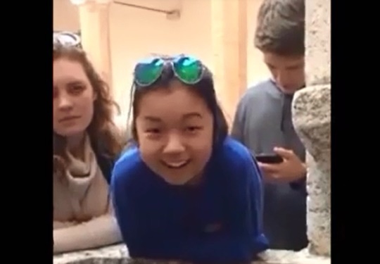 co gai hat truoc mieng gieng anh 1