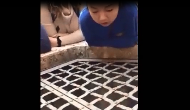 Nu sinh khoe giong tren mieng gieng hinh anh