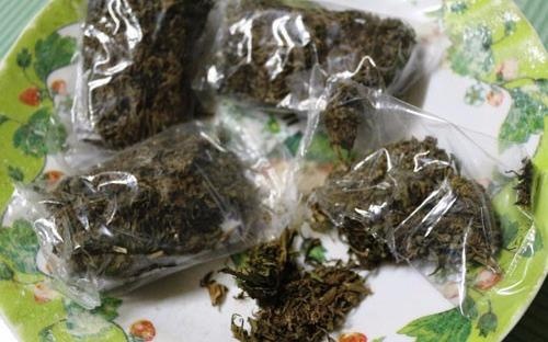 Gioi tre de dang mua ban va su dung can sa hinh anh