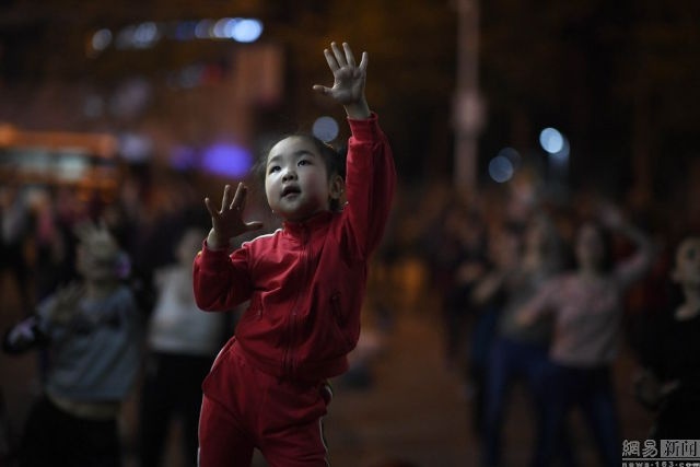 Co be 5 tuoi day nhay cho hang tram nguoi lon hinh anh
