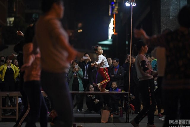 cô bé dạy nhảy nổi tiếng Trung Quốc ảnh 4 co be day nhay noi tieng Trung Quoc anh 4