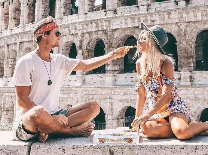 Doi tre kiem 9.000 USD cho moi lan dang anh song ao hinh anh