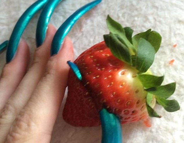 Mac ke bat tien, co gai van quyet nuoi mong tay trong 3 nam hinh anh