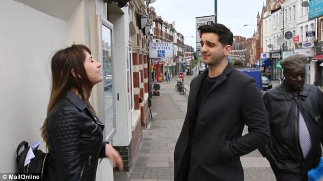 Co gai gia vo lam quen voi con trai tren pho hinh anh