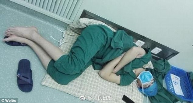bác sĩ ngủ trên sàn ảnh 1 bac si ngu tren san anh 1