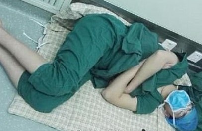 Anh bac si ngu tren san sau 28 tieng lam viec gay xuc dong hinh anh