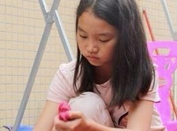 Co be tu choi cha me de, quyet o lai cham soc nguoi nhan nuoi hinh anh