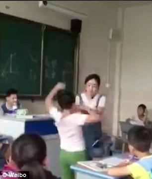 Hoc sinh tieu hoc danh nhau trong lop hinh anh