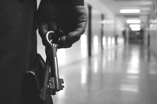 Bai toan bao nhieu tu nhan tron thoat? hinh anh