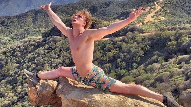 Chang trai xoac chan tren khap the gioi hinh anh