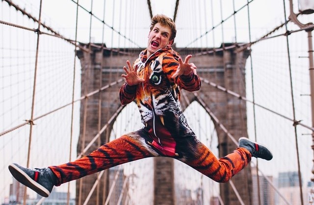 Chang trai noi tieng voi nhung clip hai hinh anh