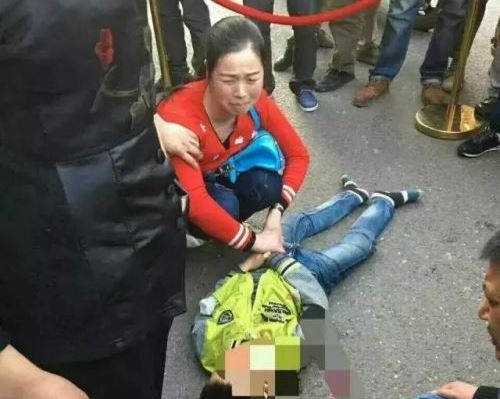 Cau be nhay tu tang 20 vi khong duoc xem tivi hinh anh