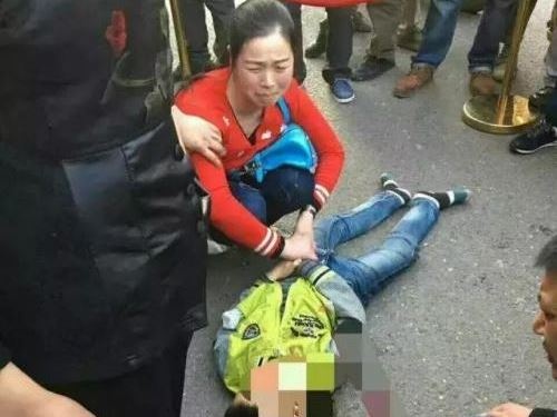 Bi cam xem tivi, cau be tu vong khi nhay tu tang 20 xuong dat hinh anh