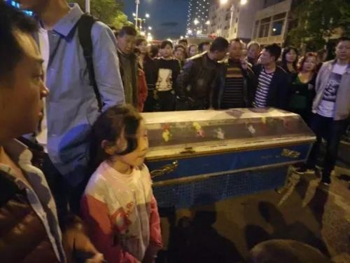 cau be nhay tu tang 20 anh 3