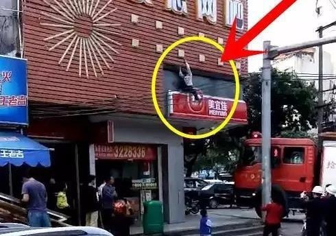 cau be nhay tu tang 20 anh 4