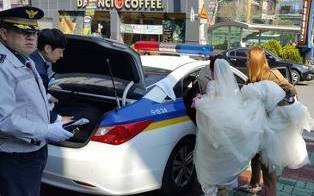 Co dau, chu re di xe canh sat den hon le cho kip gio hinh anh