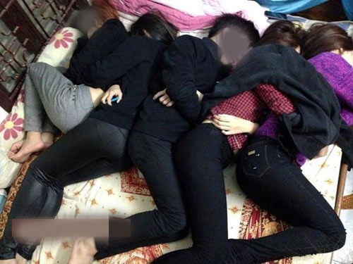 Sinh vien bi de doa vi khong cho nguoi yeu cua ban ngu qua dem hinh anh