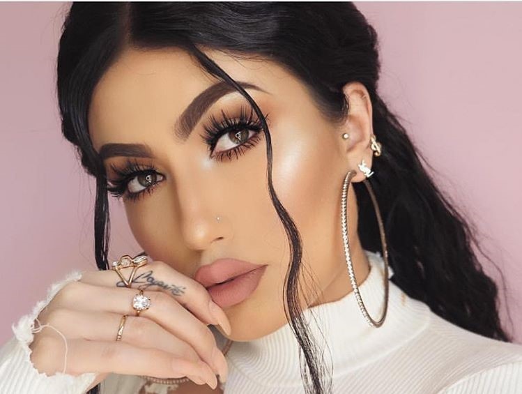 vlogger lam dep noi tieng anh 8